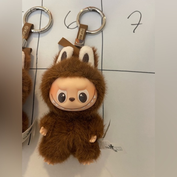 Pop Mart Pin for Love letter L brown Labubu - Picture 16 of 16